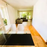 Large Flats, Hwa - Self Checkin * Ζυρίχη