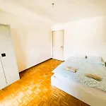 Large Flats, Hwa - Self Checkin * Ζυρίχη