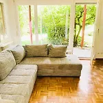 Large Flats, Hwa - Self Checkin * Ζυρίχη